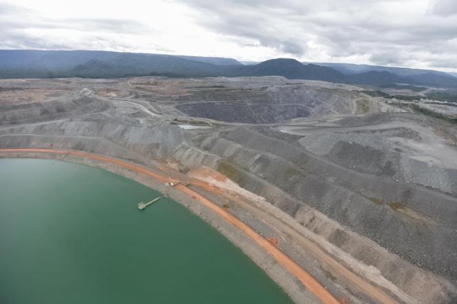 O Grupo de Trabalho de Segurança em Barragens, criado pelo Governo do Estado em janeiro, iniciou as vistorias nas barragens de mineração no Pará, no intuito de estudar mecanismos para criação de um plano estadual de prevenção a desastres ambientais. Nesta quarta (13), os especialistas visitarão as barragens da Mina do Sosego, em Canaã dos Carajás.

FOTO: MAYCON NUNES / AGÊNCIA PARÁ
DATA: 13.03.2019
CANAÃ DOS CARAJÁS - PA <div class='credito_fotos'>Foto: Maycon Nunes / Ag. Pará   |   <a href='/midias/2019/originais/e94441d8-fd95-476d-bb72-5629c6a755ff.jpg' download><i class='fa-solid fa-download'></i> Download</a></div>