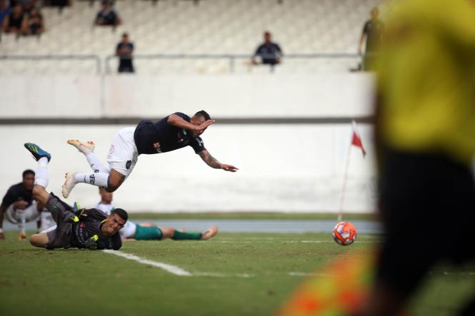 Tranquilidade e muita comemoração marcaram a reabertura do Estádio Estadual Jornalista Edgar Augusto Proença - Mangueirão na tarde deste domingo (3). A vitória do Remo contra o Tapajós, por 1x0, em jogo referente à primeira rodada do Parazão, foi acompanhada de perto por 19,2 mil torcedores, e dentre eles, muitas crianças acompanhadas pelos pais e familiares. 

FOTO: THIAGO GOMES/AG. PARÁ
DATA: 03.02.2019 
BELÉM - PARÁ <div class='credito_fotos'>Foto: Thiago Gomes /Ag. Pará   |   <a href='/midias/2019/originais/e9476881-2017-4ce1-bba9-2d45a2feeab1.jpg' download><i class='fa-solid fa-download'></i> Download</a></div>