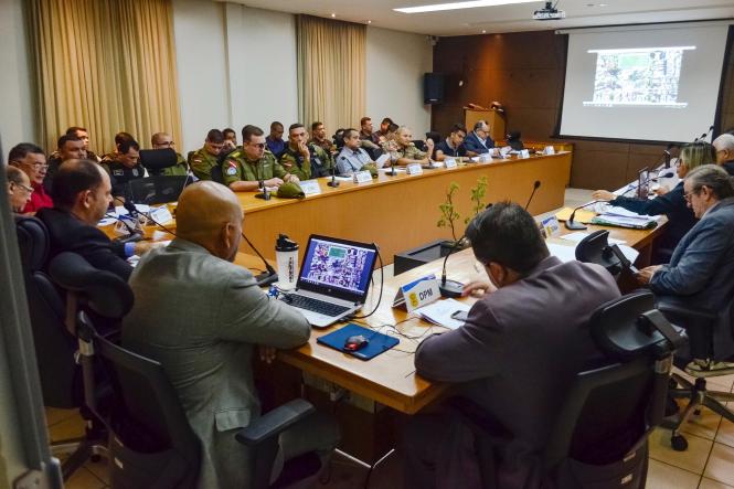 Dando continuidade com as ações do plano de segurança para eventos desportivos no Mangueirão, o Grupo de Trabalho, composto por órgãos da segurança pública integrados, Secretaria de Estado de Esporte e Lazer (Seel), Ministério Público do Estado, Federação Paraense de Futebol, Tribunal de Justiça Desportiva do Pará e representantes dos clubes de futebol, realizou nova reunião, nesta sexta-feira (5), para discutir mudanças na partida entre Remo e Bragantino, pelo Campeonato Paraense de Futebol, marcada para o próximo domingo (7).

FOTO: ASCOM / SEGUP
DATA: 05.04.2019
BELÉM - PA <div class='credito_fotos'>Foto: Elielson Modesto / Ascom Segup   |   <a href='/midias/2019/originais/e97b0450-27c7-4e50-aef4-1d826cbaa623.jpg' download><i class='fa-solid fa-download'></i> Download</a></div>