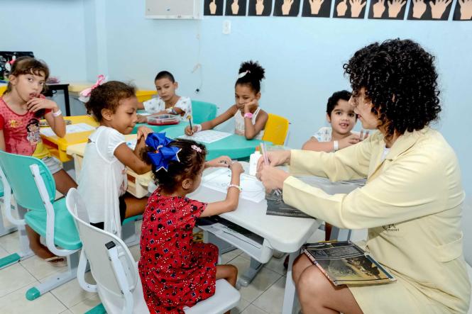 A Secretaria de Estado de Educação (Seduc) por meio da Fundação Santa Casa de Misericórdia do Pará (FSCMPA) realizou nesta quarta-feira (27) a apresentação do plano pedagógico da Classe Hospitalar e Atendimento Domiciliar (CHAD/PA) conduzido pela equipe de professores da Seduc, para fortalecer o vínculo entre a saúde e a educação. O evento ocorreu no auditório da Santa Casa, e contou a presença de alunos, professores e representantes da Seduc.

FOTO: ELISEU DIAS
DATA: 27.02.2019
BELÉM - PA <div class='credito_fotos'>Foto: Eliseu Dias/Ag. Pará   |   <a href='/midias/2019/originais/e97d6349-5941-4928-a24b-354aa284cf04.jpg' download><i class='fa-solid fa-download'></i> Download</a></div>
