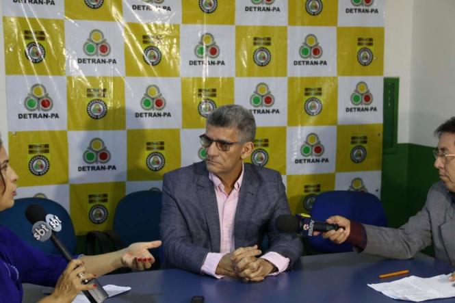 O Departamento de Trânsito do Estado realizou na madrugada desta
sexta-feira (18), o fechamento dos dois retornos existentes nos
quilômetros 4 e 6  da BR-316, em Ananindeua. Os agentes de
fiscalização do Detran iniciaram  os trabalhos de bloqueio às 22h
desta quinta-feira e finalizaram 4h da madrugada de hoje.

Foto: Ascom/Detran/Pa
Data: 18.01.2019
Belém - Pa <div class='credito_fotos'>Foto: ASCOM DETRAN   |   <a href='/midias/2019/originais/e991f1bf-21e2-4f46-a01c-acec7868fc86.jpg' download><i class='fa-solid fa-download'></i> Download</a></div>