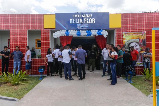 O município de Marituba, na Região Metropolitana de Belém (RMB), deverá ganhar, em breve, um complexo cultural, de lazer, turismo e negócios, a ser construído por meio de uma parceria entre a Prefeitura local e o governo do Estado. O primeiro passo para a implementação do projeto foi dado na tarde desta quarta-feira (17), quando o governo do Estado oficializou a cessão de uma área que pertencia à Empresa de Assistência Técnica e Extensão Rural do Estado (Emater-PA) para a gestão municipal. O ato contou com a participação do governador Helder Barbalho, de secretários estaduais e de representantes do município, que se reuniram no auditório da Emater, no KM-12 da Rodovia BR-316.

FOTO: MARCELO SEABRA ;/ AGÊNCIA PARÁ
DATA: 17.04.2019
MARITUBA - PARÁ <div class='credito_fotos'>Foto: Marcelo Seabra / Ag. Pará   |   <a href='/midias/2019/originais/e9caf44e-b64f-4ea9-af13-7b1ea98f6f71.jpg' download><i class='fa-solid fa-download'></i> Download</a></div>