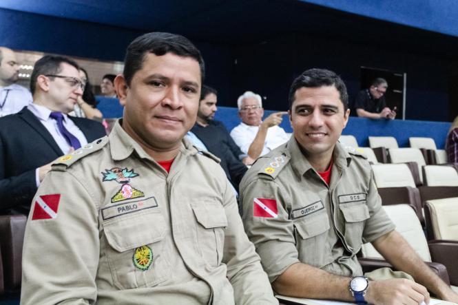 A Secretaria de Estado da Fazenda (Sefa) realizou, nesta segunda-feira (18), uma reunião de trabalho com a presença de 39 órgãos públicos estaduais para tratar sobre a implantação do Documento de Arrecadação Estadual (DAE). Esse é o único documento válido para o recolhimento de taxas estaduais, conforme determina a Lei n° 8455/2016.
Na foto Major Pablo e Major Queiroz, dos Bombeiros 

FOTO: ASCOM / SEFA
DATA: 18.03.2019
BELÉM - PA <div class='credito_fotos'>Foto: ASCOM / SEFA   |   <a href='/midias/2019/originais/e9d6015d-6260-491e-8e38-662a406e1a41.jpg' download><i class='fa-solid fa-download'></i> Download</a></div>