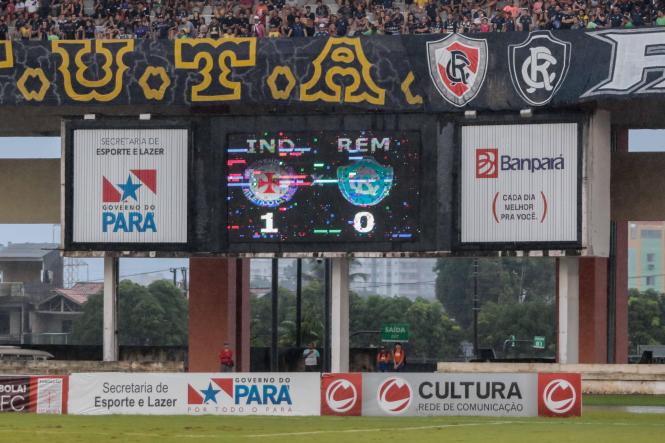 Mais de 10 mil pessoas fizeram a festa no primeiro jogo da final do Campeonato Paraense de 2019, o “Banparazão”. Mesmo com a chuva, a partida entre as equipes do Independente e do Clube do Remo foi um belo espetáculo para todos que compareceram ao Estádio Olímpico do Pará, o Mangueirão, neste domingo (14). O Galo Elétrico levou a melhor com o placar de 1 a 0.

FOTO: RICARDO AMANAJÁS / AGÊNCIA PARÁ
DATA: 15.04.2019
BELÉM - PARÁ <div class='credito_fotos'>Foto: Ricardo Amanajás / Ag. Pará   |   <a href='/midias/2019/originais/ea04b343-ee72-4b51-9baf-4a9a39c7d6de.jpg' download><i class='fa-solid fa-download'></i> Download</a></div>