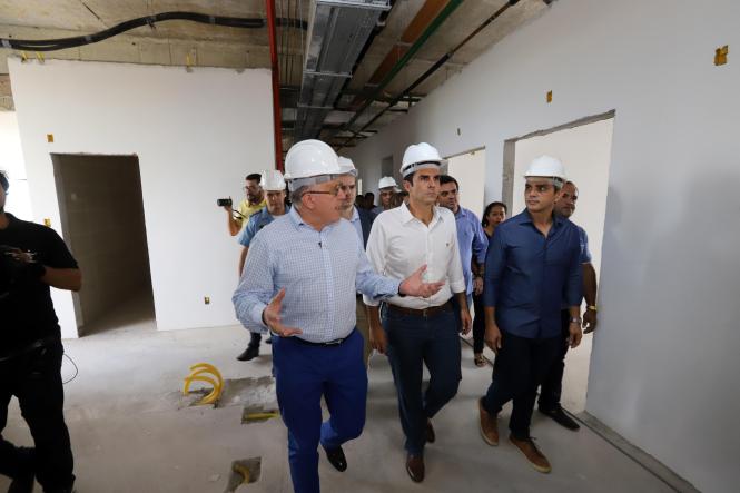 O governador Helder Barbalho vistoriou, nesta sexta-feira (25), as obras do Hospital Regional de Castanhal (HRC), e constatou que já foram investidos R$ 122 milhões em 60% da obra, mas que ainda faltam mais R$ 54 milhões para sua conclusão. Além disso, não foi comprado nenhum equipamento nem incluída previsão orçamentária para essa aquisição, que exigirá um investimento aproximado de R$ 50 milhões.

FOTO: MARCO SANTOS
DATA: 25.01.2019
CASTANHAL - PARÁ <div class='credito_fotos'>Foto: MARCO SANTOS   |   <a href='/midias/2019/originais/ea1869af-a66d-4bf4-94ac-f55f7a2128b0.jpg' download><i class='fa-solid fa-download'></i> Download</a></div>