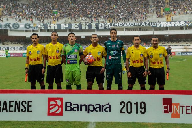 Mais de 10 mil pessoas fizeram a festa no primeiro jogo da final do Campeonato Paraense de 2019, o “Banparazão”. Mesmo com a chuva, a partida entre as equipes do Independente e do Clube do Remo foi um belo espetáculo para todos que compareceram ao Estádio Olímpico do Pará, o Mangueirão, neste domingo (14). O Galo Elétrico levou a melhor com o placar de 1 a 0.

FOTO: RICARDO AMANAJÁS / AGÊNCIA PARÁ
DATA: 15.04.2019
BELÉM - PARÁ <div class='credito_fotos'>Foto: Ricardo Amanajás / Ag. Pará   |   <a href='/midias/2019/originais/eaf3d340-8a7c-45db-a3e2-7a1d483bf4a8.jpg' download><i class='fa-solid fa-download'></i> Download</a></div>