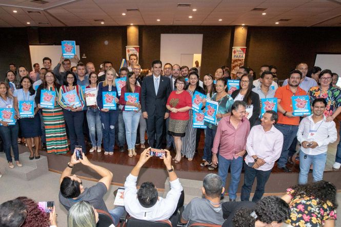Durante dois dias, a cidade de Marabá, no Sudeste do Estado, esteve, mais uma vez, em destaque. A cidade sediou o I Encontro Regional de Educação e entregou a população 100 policiais militares, que a partir de hoje reforçarão a segurança do Estado. Nesta sexta-feira (03), no Centro de Convenções, ocorreu o encerramento do encontro e a solenidade de formatura dos novos soldados, que contou com a participação do governador do Estado, Helder Barbalho.

FOTO: MARCO SANTOS / AGÊNCIA PARÁ
DATA: 03.05.2019
BELÉM - PARÁ



 <div class='credito_fotos'>Foto: Marco Santos / Ag. Pará   |   <a href='/midias/2019/originais/eaf52174-8d98-422c-bf81-14eebcc1143f.jpg' download><i class='fa-solid fa-download'></i> Download</a></div>