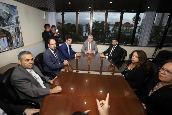 Políticas públicas para as áreas da economia, meio ambiente e segurança pública. Estas foram as principais pautas tratadas, no final da manhã desta terça-feira (5), na audiência entre o procurador-geral de Justiça do Pará, Gilberto Martins, e o governador do Estado, Helder Barbalho. Eles se reuniram no gabinete da Procuradoria-Geral de Justiça, em Belém, durante visita de cortesia do chefe do Executivo ao órgão ministerial.

FOTO: MARCO SANTOS / AG. PARÁ
DATA: 05.02.2019
BELÉM - PARÁ <div class='credito_fotos'>Foto: Marco Santos / Ag. Pará   |   <a href='/midias/2019/originais/eb042518-ff40-4531-8748-0cf5bc153974.jpg' download><i class='fa-solid fa-download'></i> Download</a></div>