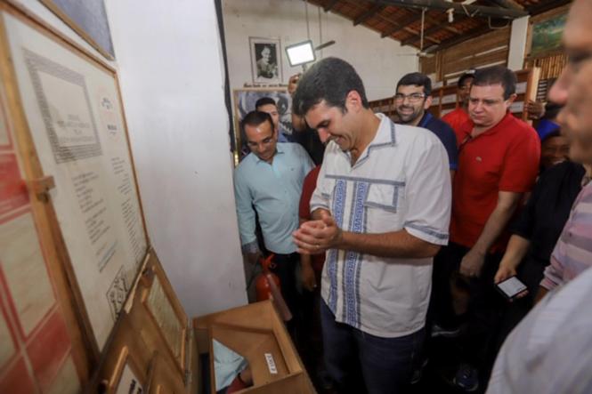 Depois de passar por Salvaterra e Soure, no Marajó, o governador Helder Barbalho foi até o município de Cachoeira do Arari, onde ocorria, neste domingo (20), a festividade de São Sebastião, considerado como o padroeiro dos vaqueiros do Marajó. No local, o governador visitou, acompanhado pelo prefeito Jaime Barbosa, secretários de Estado e deputados estaduais e federais, o Museu do Marajó, fechado para o público desde dezembro do ano passado por conta de problemas apontados pelo Corpo de Bombeiros. Lá, o chefe do Executivo Estadual assinou um protocolo de intenções com a prefeitura municipal e a presidência do Museu do Marajó, para viabilizar a adequação e recuperação do imóvel que abriga a instituição.

FOTO: MARCO SANTOS/AGÊNCIA PARÁ
DATA; 20.01.2019
CACHOEIRA DO ARARI - PARÁ <div class='credito_fotos'>Foto: Marco Santos / Ag. Pará   |   <a href='/midias/2019/originais/eb05c43d-f7c6-4c29-965f-ff05a72f98f2.jpg' download><i class='fa-solid fa-download'></i> Download</a></div>