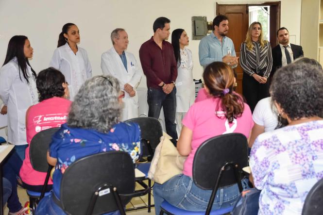 Uma comissão do hospital Ophir Loyola recebeu, nesta quinta-feira (28), um grupo de manifestantes para a entrega da pauta de reivindicações referentes à aquisição de medicamento e melhorias no atendimento. A comissão foi formada pelo Diretoria Geral, Superintendência do Instituto Central, Assessoria Jurírdica, Ouvidoria e Diretoria Clínica que ouviu as demandas e deu encaminhamento à pauta respondendo aos questionamentos de representantes da sociedade civil organizada ligadas à causa do câncer, com participação da Ordem dos Advogados do Brasil (OAB).

FOTO: DIVULGAÇÃO
DATA: 28.02.2019
BELÉM - PA <div class='credito_fotos'>Foto: Divulgação   |   <a href='/midias/2019/originais/eb119c14-b928-40e1-a707-13348acdbca2.jpg' download><i class='fa-solid fa-download'></i> Download</a></div>