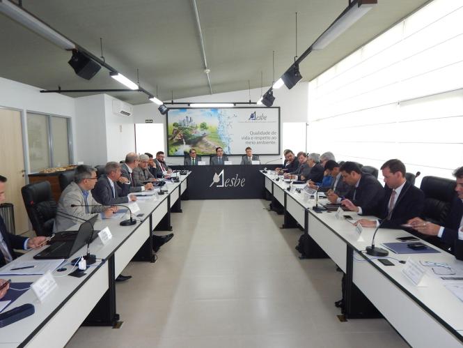 A Companhia de Saneamento do Pará (Cosanpa) participou da Assembleia Geral da Associação Brasileira das Empresas Estaduais de Saneamento (Aesbe), realizada na quarta-feira (27), na sede da entidade em Brasília, no Distrito Federal.  

FOTO: ASCOM / AESBE
DATA: 28.03.2019
BELÉM - PARÁ                     <div class='credito_fotos'>Foto: Ascom / AESBE   |   <a href='/midias/2019/originais/eb151a00-6177-494e-983e-5041cc609b79.jpg' download><i class='fa-solid fa-download'></i> Download</a></div>