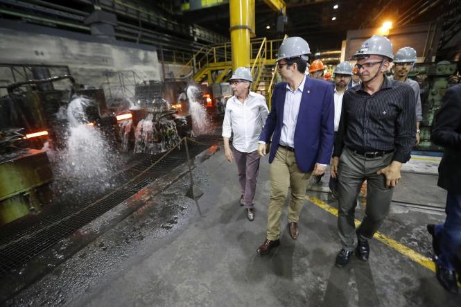 A revitalização do Distrito Industrial de Marabá e o apoio às empresas locais e às que desejam se instalar na região foi a tônica do discurso do governador Helder Barbalho em visita realizada às instalações da empresa Sinobras, na noite da quinta-feira (4), em Marabá. Aproveitando um intervalo entre as reuniões com dirigentes locais, ele fez uma pausa para a visita e ouviu empresários da Associação Comercial de Marabá.

FOTO: MARCELO SEABRA / AGENCIA PARA
DATA: 05.04.2019
MARABA - PARA <div class='credito_fotos'>Foto: Marcelo Seabra / Ag. Pará   |   <a href='/midias/2019/originais/eb19c859-d79d-41ed-bd67-d07888045d53.jpg' download><i class='fa-solid fa-download'></i> Download</a></div>