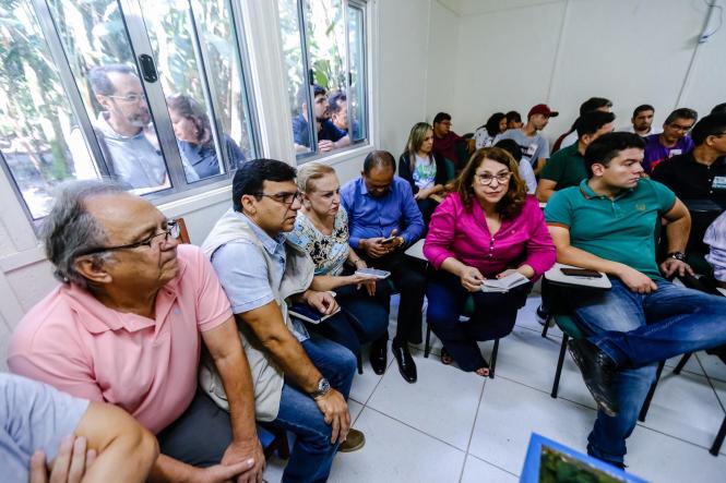 O secretário de Estado de Meio Ambiente e Sustentabilidade, Mauro Ó de Almeida, esteve na manhã desta sexta-feira (12) no aterro sanitário de Marituba (Região Metropolitana de Belém), para reforçar o apoio do Governo do Estado na busca por soluções para a destinação de resíduos sólidos no local, que teve seu fechamento anunciado para o fim do mês de maio.

FOTO: MAYCON NUNES / AGÊNCIA PARÁ
DATA: 12.04.2019
MARITUBA - PA <div class='credito_fotos'>Foto: Maycon Nunes / Ag. Pará   |   <a href='/midias/2019/originais/eb2d1f45-952c-4cb9-8065-609c9845ebc1.jpg' download><i class='fa-solid fa-download'></i> Download</a></div>