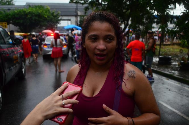 Nem a chuva, que caiu durante toda à tarde e início da noite, afastou os cerca de 25 mil foliões que participaram do tradicional bloco de rua Rabo do Peru, no distrito de Icoaraci, em Belém, nesta quarta-feira de cinzas (6). A festa, que marca o encerramento do carnaval no distrito, contou com ações preventivas e ostensivas de diversos órgãos da segurança pública integrados, por meio da operação Carnaval Seguro, coordenada pela Secretaria de Estado de Segurança Pública do Pará (Segup).


FOTO: ELIELSON MODESTO / SEGUP
DATA: 06.03.2019
BELÉM - PARÁ <div class='credito_fotos'>Foto: Elielson Modesto / Ascom Segup   |   <a href='/midias/2019/originais/eb530204-8fb6-4795-82d7-7c3f4e85a8ea.jpg' download><i class='fa-solid fa-download'></i> Download</a></div>