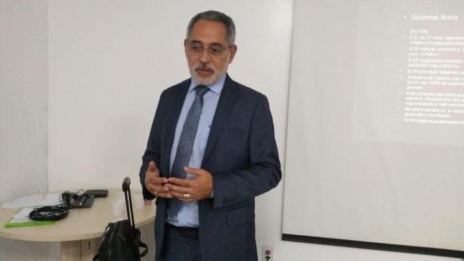 A oficina foi ministrada pelo Dr José Ribamar Branco, que é médico infectologista, fundador e diretor executivo do Instituto Brasileiro de Segurança do Paciente (IBSP).

FOTO: ASCOM / HJB
DATA: 17.04.2019
BELÉM - PARÁ <div class='credito_fotos'>Foto: ASCOM HJB   |   <a href='/midias/2019/originais/eb9bc662-95aa-4653-b18f-3a15dc56d78d.jpg' download><i class='fa-solid fa-download'></i> Download</a></div>