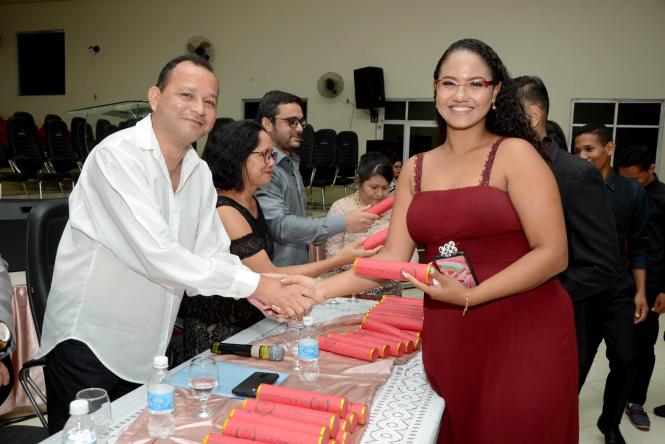 A Escola Estadual de Ensino Fundamental e Médio Manoel Leite Carneiro, no bairro do Tenoné, em Belém, realizou no último sábado (16) a solenidade de formatura de três turmas do tempo integral. Realizada no Templo da Assembleia de Deus, a cerimônia foi marcada por muita emoção por partes dos formandos. 
Na foto: Colanda Izabelly Lima 

FOTO: RAI PONTES / ASCOM SEDUC
DATA: 18.02.2019
BELÉM - PARÁ <div class='credito_fotos'>Foto: Rai Pontes / Ascom Seduc   |   <a href='/midias/2019/originais/ebc033cc-abaf-41e3-a473-96648f18b104.jpg' download><i class='fa-solid fa-download'></i> Download</a></div>