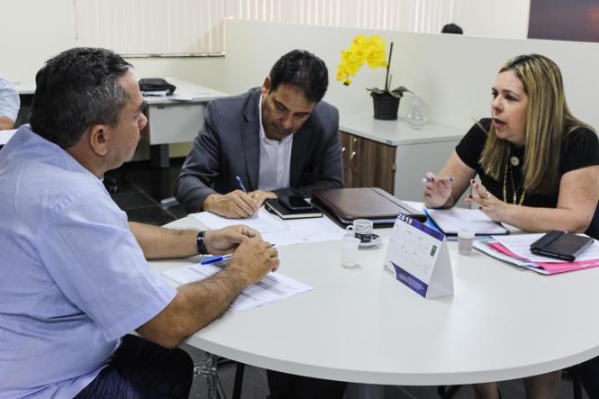 A tarde, em Santarém, foi dedicada ao encontro com prefeitos da região do Baixo Amazonas. A intenção da Companhia de Saneamento do Pará  (Cosanpa) é conversar com os líderes do executivo municipal para conhecer a realidade de cada município e identificar as necessidade do abastecimento de água em cada um deles. As reuniões estão sendo realizadas no Centro Regional de Governo do Baixo Amazonas, dentro da programação do Governo Por Todo o Pará. 

FOTO: ASCOM / COSANPA
DATA: 20.03.2019
SANTARÉM - PA <div class='credito_fotos'>Foto: ASCOM / COSANPA   |   <a href='/midias/2019/originais/ebc65e7d-d8c7-43d2-a57b-dda95429343f.jpg' download><i class='fa-solid fa-download'></i> Download</a></div>