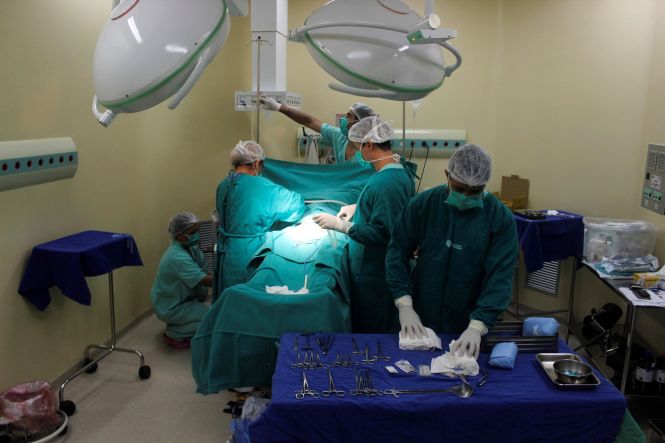 O hospital dispõe de 70 leitos (sendo 17 leitos para Unidade de Terapia Intensiva (UTI) - desses, sete leitos UTI adulto, cinco leitos UTI Neonatal e cinco para pediatria), clínicas integradas com as especialidades de obstetrícia, cirurgia, ortopedia, oftalmologia, cardiologia, pediatria, clínica médica, anestesia, terapia intensiva.

FOTO: ARQUIVO / ASCOM HRPM
DATA: 04.02.2018
BREVES - PARÁ <div class='credito_fotos'>Foto: Nenhum   |   <a href='/midias/2019/originais/ebe3cdc3-fddc-440b-9ec9-065fdc8ed6cb.jpg' download><i class='fa-solid fa-download'></i> Download</a></div>