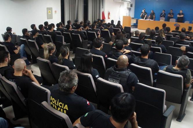A Polícia Civil deflagrou, na madrugada desta quinta-feira (10), a segunda fase da Operação Preamar, para combate ao tráfico de drogas, em Abaetetuba, nordeste paraense. Três pessoas foram presas - duas em flagrante e outra em cumprimento a mandado de prisão preventiva - durante a operação. 

FOTO: DIVULGAÇÃO
DATA: 10.01.2019
ABAETETUBA - PARÁ <div class='credito_fotos'>Foto: ASCOM / PCPA   |   <a href='/midias/2019/originais/ebe4ec93-e3c9-43eb-80dc-2fd6e37f1b7a.jpg' download><i class='fa-solid fa-download'></i> Download</a></div>