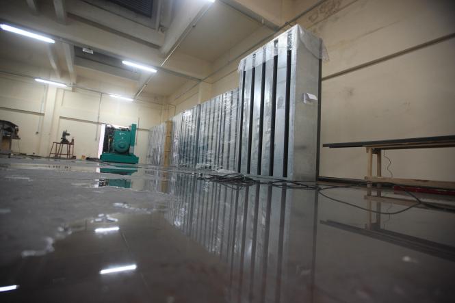 O Governador Helder barbalho realizou uma vistoria nas obras do Hospital Abelardo Santos (foto), em Icoaraci, na tarde desta quinta-feira (03). De acordo com Helder, após cinco anos de obras o que se constatou durante a visita é que há a necessidade de vários serviços que ainda precisam ser realizados. O Governador solicitou ainda à Auditoria Geral do Estado (AGE) uma revisão de mais de 170 milhões de reais em contratos que foram realizados para a construção do Hospítal. Segundo Helder Barbalho, pelo valor total dos contratos, o preço de construção de cada metro quadrado teria saído por mais de R$14,5 mil. “O metro quadrado mais caro do Brasil”, destacou Helder. Um segundo ponto que deve ser levado em conta, como explicou o governador à imprensa durante coletiva, é a contratação, por parte de governo anterior, de uma Organização Social (OS) para administrar o Abelardo Santos. “Esta OS já recebeu R$ 31 milhões de reais sem que o hospital esteja funcionando”. declarou o governador.

FOTO: THIAGO GOMES / AG. PARÁ
DATA: 03.01.2019
ICOARACI - PARÁ <div class='credito_fotos'>Foto: Thiago Gomes /Ag. Pará   |   <a href='/midias/2019/originais/ec03274e-4b56-46d7-84b6-3747a012e13c.jpg' download><i class='fa-solid fa-download'></i> Download</a></div>