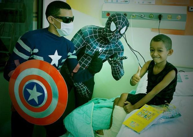 As crianças internadas na Clínica Pediátrica do Hospital Regional do Baixo Amazonas (HRBA) tiveram uma grande surpresa ao receberam a visita de alguns "super-heróis". Além de poderem conversar com personagens como o Homem-Aranha e Capitão América, os pacientes receberam kits de higiene. A ação é fruto do trabalho voluntário do grupo "Amigos dos Anjos de Deus".

FOTO: ASCOM / HRBA
DATA: 28.03.2019
SANTARÉM - PARÁ <div class='credito_fotos'>Foto: Ascom HRBA   |   <a href='/midias/2019/originais/ec0ada61-bfd6-4836-bbb7-78b255848e8c.jpg' download><i class='fa-solid fa-download'></i> Download</a></div>