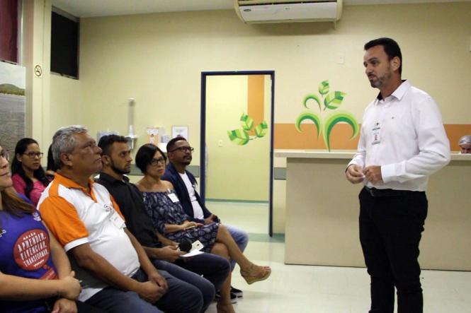 A Unidade de Alta Complexidade em Oncologia Dr. Vítor Moutinho – Unacon Tucuruí, no sudeste paraense, realiza todos anos ações de interação, orientação e conscientização voltadas para o bem estar da  comunidade, usuários e acompanhantes com repasse de informações sobre prevenção de várias patologias, sobretudo, as oncológicas. Na foto, o diretor geral da unidade, Thiarle Dassi.

FOTO: ASCOM SESPA
DATA: 15.01.2019
TUCURUÍ - PARÁ <div class='credito_fotos'>Foto: ASCOM SESPA   |   <a href='/midias/2019/originais/ec31c9be-bb69-4f39-818c-c41940160a84.jpg' download><i class='fa-solid fa-download'></i> Download</a></div>