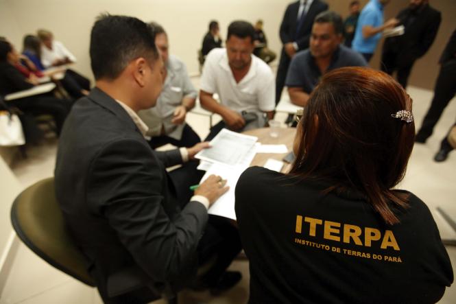 Representantes de pelo menos sete municípios da região sudeste do Pará puderam esclarecer dúvidas sobre licenciamento e fiscalização ambiental na manhã desta quarta-feira (3), durante reunião no Centro Regional de Governo, em Marabá. A ação fez parte da programação do Governo Por Todo Pará, e contou com a participação de representantes da Secretaria de Estado de Meio Ambiente e Sustentabilidade (Semas), Instituto de Desenvolvimento Florestal e da Biodiversidade do Pará (Ideflor-BIO) e Instituto de Terras do Pará (Iterpa).

FOTO MAYCON NUNES / AGENCIA PARA
DATA 03.04.2019
MARABA - PARA
 <div class='credito_fotos'>Foto: Maycon Nunes / Ag. Pará   |   <a href='/midias/2019/originais/ec52e9c8-2855-45b3-8e47-d9b066fd4f0a.jpg' download><i class='fa-solid fa-download'></i> Download</a></div>