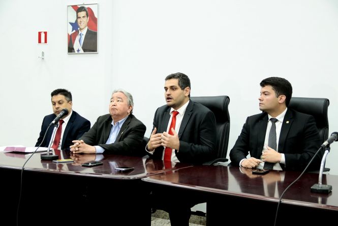 As prefeituras de Belém, Ananindeua e Marituba (municípios da Região Metropolitana), e a empresa Guamá Resíduos Sólidos, devem receber até a próxima sexta-feira (3) a minuta de um Termo de Ajuste de Conduta (TAC), a ser elaborado pelo Governo do Estado, propondo a continuidade das atividades do aterro sanitário em funcionamento em Marituba por mais 13 meses. Todo o esforço do Estado, nesse momento, visa impedir que a empresa encerre as atividades no aterro no dia 31 de maio deste ano, como está previsto.

FOTO: RICARDO AMANAJÁS / AGÊNCIA PARÁ
DATA: 01.05.2019
BELÉM - PARÁ <div class='credito_fotos'>Foto: Ricardo Amanajás / Ag. Pará   |   <a href='/midias/2019/originais/ec9f40cb-6b75-49c0-9304-b0883f8c0432.jpg' download><i class='fa-solid fa-download'></i> Download</a></div>