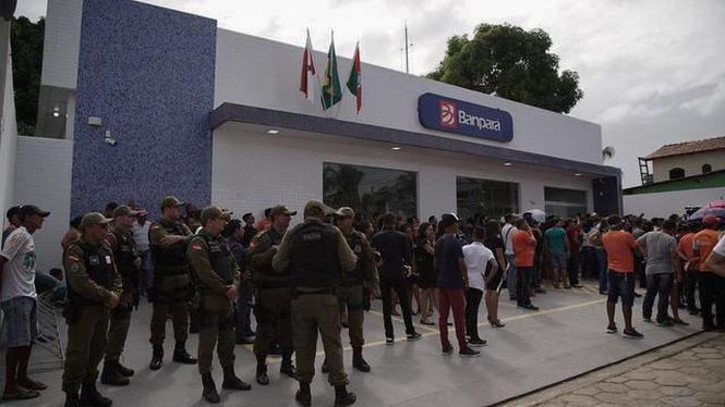 O governador Helder Barbalho e o vice-governador, Lúcio Vale, inauguraram neste sábado (23) a segunda agência do Banco do Estado do Pará (Banpará) em 80 dias de governo, dessa vez no município de Porto de Moz, no oeste paraense. 

FOTO: MARCO SANTOS / AG. PARÁ
DATA: 23.03.3029
PORTO DE MOZ - PARÁ <div class='credito_fotos'>Foto: Marco Santos / Ag. Pará   |   <a href='/midias/2019/originais/ecbe9cff-4008-489a-9806-f78e510a5d80.jpg' download><i class='fa-solid fa-download'></i> Download</a></div>