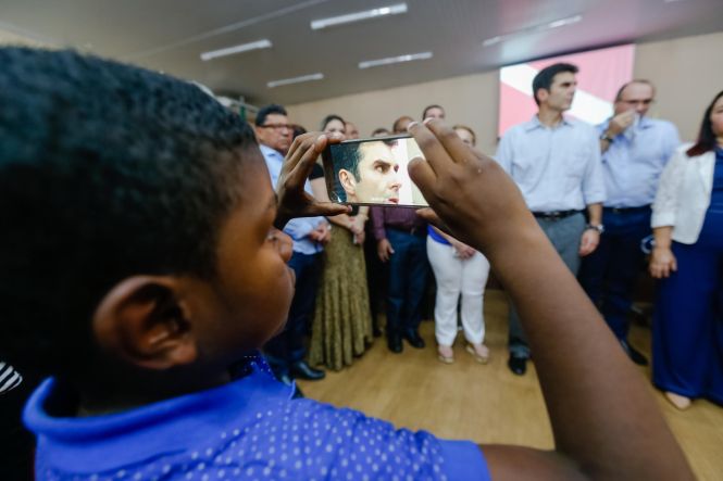 O município de Marituba, na Região Metropolitana de Belém (RMB), deverá ganhar, em breve, um complexo cultural, de lazer, turismo e negócios, a ser construído por meio de uma parceria entre a Prefeitura local e o governo do Estado. O primeiro passo para a implementação do projeto foi dado na tarde desta quarta-feira (17), quando o governo do Estado oficializou a cessão de uma área que pertencia à Empresa de Assistência Técnica e Extensão Rural do Estado (Emater-PA) para a gestão municipal. O ato contou com a participação do governador Helder Barbalho, de secretários estaduais e de representantes do município, que se reuniram no auditório da Emater, no KM-12 da Rodovia BR-316.

FOTO: MARCELO SEABRA ;/ AGÊNCIA PARÁ
DATA: 17.04.2019
MARITUBA - PARÁ <div class='credito_fotos'>Foto: Marcelo Seabra / Ag. Pará   |   <a href='/midias/2019/originais/ed090104-d201-4869-9ce6-162e39bc1998.jpg' download><i class='fa-solid fa-download'></i> Download</a></div>