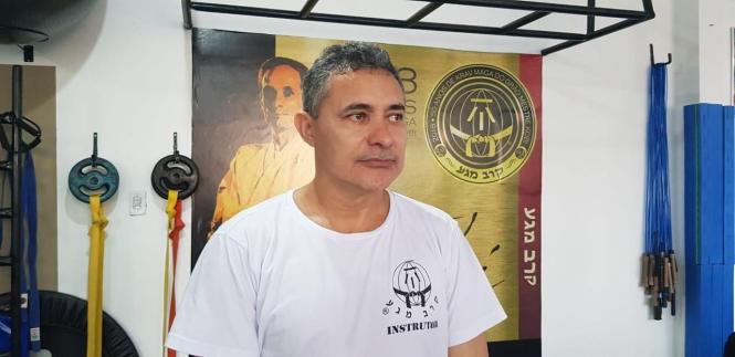 Um grupo de mais de 40 agentes penitenciários da Superintendência do Sistema Penitenciário do Estado (Susipe) participou, nesta quarta-feira (3), de uma oficina de defesa pessoal “Krav Maga”. A iniciativa é da Coordenadoria de Assistência e Valorização do Servidor (Cavs), com o objetivo de preparar os servidores para situações de crises nas unidades penais.
NA FOTO: EDSON BRASIL

FOTO: ASCOM / SUSIPE
DATA: 03.04.2019
BELÉM - PARÁ <div class='credito_fotos'>Foto: ASCOM SUSIPE   |   <a href='/midias/2019/originais/ed253416-dc02-4765-8a48-d11ae009147b.jpg' download><i class='fa-solid fa-download'></i> Download</a></div>