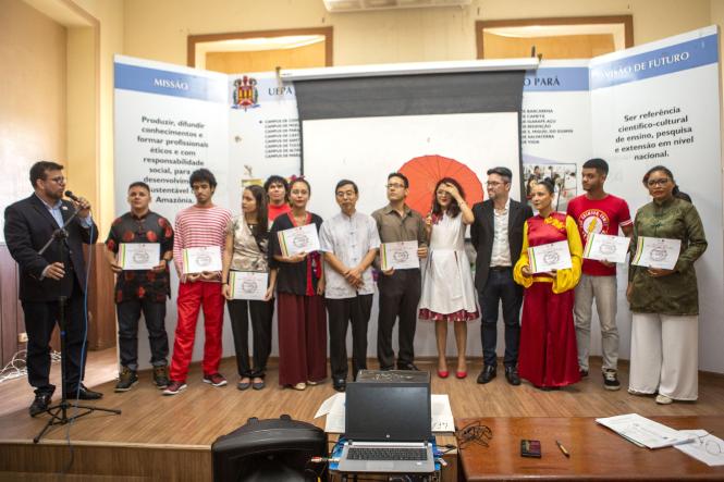 A China e o Brasil são países multiculturais que, juntos, podem prospectar possibilidades inéditas de pesquisa, ensino, cultura e extensão. A partir dessa ótica, o Instituto Confúcio, em parceria com a Universidade do Estado do Pará (Uepa), realizou a 3a edição da Competição de Proficiência em Língua e Cultura Chinesa nesta sexta-feira (12), no auditório da reitoria da instituição de ensino superior.

FOTO: NAILANA THIELY / ASCOM UEPA
DATA: 12.04.19
BELÉM - PARÁ <div class='credito_fotos'>Foto: Nailana Thiely / Ascom Uepa   |   <a href='/midias/2019/originais/ed4033a5-06a7-4218-ada2-970670ddb69f.jpg' download><i class='fa-solid fa-download'></i> Download</a></div>