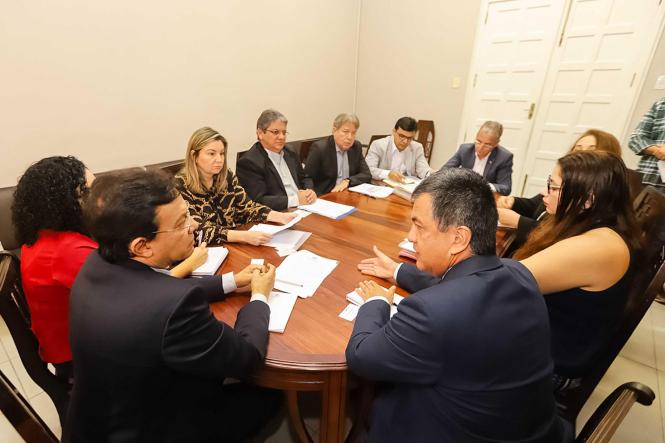 A implantação do consórcio entre os gestores dos estados que compõe a Amazônia Legal e a importância do meio ambiente para economia e sociedade foram alguns dos principais assuntos tratados durante a reunião ordinária de organização do Fórum de Governadores da Amazônia legal. O encontro foi realizado hoje (01), no Palácio dos Despachos, em Belém e contou com a participação de representantes do Estado do Pará, como Mauro O'de Almeida - titular da Secretaria estadual de Meio Ambiente e Sustentabilidade (Semas), Iran lima – secretário de Desenvolvimento Econômico, Mineração e Energia (Sedeme), Hana Ghassan- secretaria de Estado de Planejamento, além de representante do governo do Amapá e da Força Tarefa de Governadores para o Clima e Floresta (GCF)

FOTO: MARCO SANTOS / AGÊNCIA PARÁ
DATA: 01.03.2019
BELÉM - PA <div class='credito_fotos'>Foto: Marco Santos / Ag. Pará   |   <a href='/midias/2019/originais/ed98d5e4-a31f-4807-a4f8-0737f113de84.jpg' download><i class='fa-solid fa-download'></i> Download</a></div>