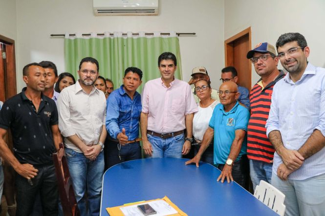 O governador Hélder Barbalho visitou nesta sexta (24), a cidade de Floresta do Araguaia, no Sul do Pará, que está sediando, de 23/05 a 26/05, a 26° edição do Festival do Abacaxi, festa tradicional da região. O município é o maior produtor de abacaxi do país, com uma safra aproximada de 350 milhões de frutos por ano, segundo dados da Empresa de Assistência Técnica e Extensão Rural do Estado do Pará (Emater).

FOTO: JADER PAES / AGÊNCIA PARÁ
DATA: 24.05.2019
FLORESTA DO ARAGUAIA - PARÁ <div class='credito_fotos'>Foto: JADER PAES / AG. PARÁ   |   <a href='/midias/2019/originais/eda8c7b5-242e-4cb6-86e1-84a7a2d8c0cc.jpg' download><i class='fa-solid fa-download'></i> Download</a></div>