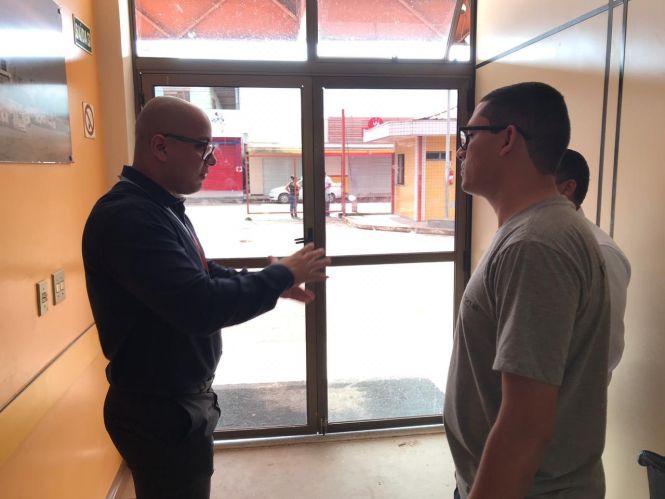 O gerente Administrativo e Financeiro, Ricardo Almeida explica que essa nova forma de gerir o acesso conta com a presença de um líder de Portaria que vai administrar uma equipe para identificar, orientar e encaminhar as pessoas para os lugares desejados dentro do HGT e, ao saírem, serão igualmente bem tratados. <div class='credito_fotos'>Foto: Divulgação   |   <a href='/midias/2019/originais/eded0cd2-0e0d-479a-9929-b38e0841c5d1.jpg' download><i class='fa-solid fa-download'></i> Download</a></div>