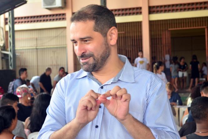 Após sete anos sem documento de identidade, Alice Valente, de 22 anos, aproveitou a ação de cidadania, prevenção e segurança realizada pela Secretaria de Estado de Segurança Pública e Defesa Social (Segup) por meio da Diretoria de Prevenção Social da Violência e Criminalidade (Diprev), para tirar o novo documento. Sem o RG ela conta que teve muitas dificuldades. “Eu não consegui abrir conta em banco, alguns atendimentos eu não conseguia, pois não aceitavam minha carteira de trabalho e agora vai melhorar muito. Eu já vinha tentando tirar meu RG até em outros bairros mais longe e não tive sucesso, até porque com a gestação fiquei sem tempo”, afirmou Alice que também recebeu atendimento pediátrico para a filha. A ação visa garantir serviços para a população e o diálogo junto aos órgãos de Segurança. O encontro oportuniza, ainda, o debate dos problemas que rondam as comunidades, assim como traçar medidas de prevenção, a fim de reduzir a criminalidade. Na foto, o secretário de segurança pública, Ualame Machado.

FOTO: ELIELSON MODESTO / ASCOM SEGUP
DATA: 05.01.2019
 <div class='credito_fotos'>Foto: Elielson Modesto / Ascom Segup   |   <a href='/midias/2019/originais/ee205262-10ee-4c7d-a9c8-0094ac8f8ef9.jpg' download><i class='fa-solid fa-download'></i> Download</a></div>