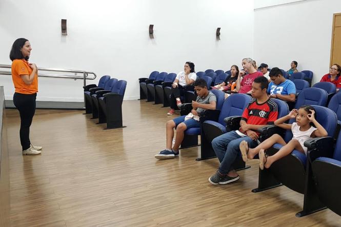 Superar as limitações, sentir mais leveza e elevar a autoestima. Esses foram alguns sentimentos vivenciados por dezenas de Pessoas com Deficiência (PcD), durante a atividade de dança oferecida pelo Centro Integrado de Inclusão e Reabilitação (CIIR) na tarde desta quarta-feira (30). A programação foi realizada pela equipe de “Arte & Cultura” em adesão ao “Janeiro Branco”, que tem a finalidade de alertar a população sobre a importância da manutenção e condições da saúde mental.

FOTO: ASCOM CIIR
DATA: 31.01.2019
BELÉM - PARÁ
 <div class='credito_fotos'>Foto: ASCOM CIIR   |   <a href='/midias/2019/originais/ee52e440-7725-4c6d-b4b4-1d4ce65f5a42.jpg' download><i class='fa-solid fa-download'></i> Download</a></div>