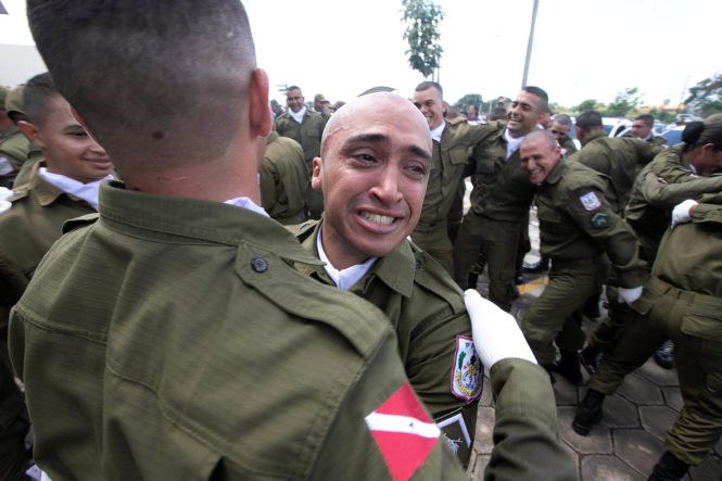 Durante dois dias, a cidade de Marabá, no Sudeste do Estado, esteve, mais uma vez, em destaque. A cidade sediou o I Encontro Regional de Educação e entregou a população 100 policiais militares, que a partir de hoje reforçarão a segurança do Estado. Nesta sexta-feira (03), no Centro de Convenções, ocorreu o encerramento do encontro e a solenidade de formatura dos novos soldados, que contou com a participação do governador do Estado, Helder Barbalho.

FOTO: MARCO SANTOS / AGÊNCIA PARÁ
DATA: 03.05.2019
BELÉM - PARÁ



 <div class='credito_fotos'>Foto: Marco Santos / Ag. Pará   |   <a href='/midias/2019/originais/ee5c8a4b-984d-4577-96d4-a9e08d206ced.jpg' download><i class='fa-solid fa-download'></i> Download</a></div>