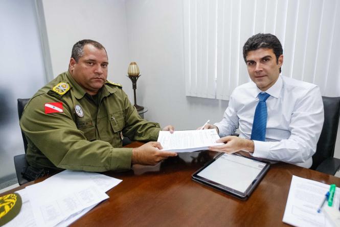 O comandante da Polícia Militar do Pará (PM-PA), coronel Dilson Júnior, entregou ao governador do Estado, Helder Barbalho, na tarde desta quinta-feira, 07, no Palácio do Governo, 15 propostas de lei para modernizar a gestão da PM e garantir benefícios aos servidores da corporação, como é o caso da licença maternidade de 180 dias para as policiais femininas.

FOTO: MARCELO SEABRA / AGÊNCIA PARÁ
DATA: 07.03.2019
BELÉM - PA <div class='credito_fotos'>Foto: Marcelo Seabra / Ag. Pará   |   <a href='/midias/2019/originais/eeb0032f-6fe3-47ff-9081-b5147c98871a.jpg' download><i class='fa-solid fa-download'></i> Download</a></div>