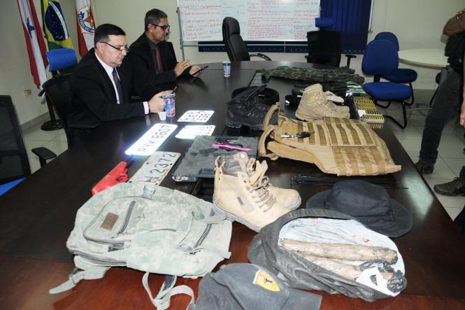 Um golpe nas ações de grupos de extermínio. Assim foi considerada a prisão de Wagner Carvalho, 38 anos, apontado como falso policial e atuante em grupos de milicianos envolvidos em dezenas de homicídios em Belém, região metropolitana e interior do Estado. A prisão dele foi realizada, nesta sexta-feira (08), no bairro da Campina, em Icoaraci, onde o acusado reside. Com ele, foram apreendidos objetos usados em crimes como extorsão e assassinatos. As informações sobre a prisão foram prestadas em entrevista coletiva na Delegacia-Geral, em Belém.

FOTO: ASCOM / POLÍCIA CIVIL
DATA: 08.03.2019
BELÉM - PA <div class='credito_fotos'>Foto: Ascom / Polícia Civil   |   <a href='/midias/2019/originais/eec2ded5-4a6f-47f0-b661-aef6101be051.jpg' download><i class='fa-solid fa-download'></i> Download</a></div>