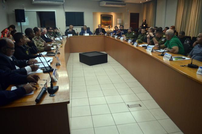 Para garantir a segurança e a tranquilidade dos torcedores do Remo e Paysandu, que jogam pelo Campeonato Paraense de Futebol (Parazão) no próximo domingo (17), foi estabelecido um esquema de ações em reunião nesta quarta-feira (13). As estratégias foram definidas entre a Secretaria de Estado de Segurança Pública e Defesa Social do Pará (Segup), órgãos da segurança estadual, municipal e Ministério Público do Estado (MPE).

FOTO: ELIELSON MODESTO / ASCOM SEGUP
DATA: 13.02.2019
BELÉM - PARÁ <div class='credito_fotos'>Foto: Elielson Modesto / Ascom Segup   |   <a href='/midias/2019/originais/eecffd17-1b13-463a-be8f-ae5a352fe3f8.jpg' download><i class='fa-solid fa-download'></i> Download</a></div>