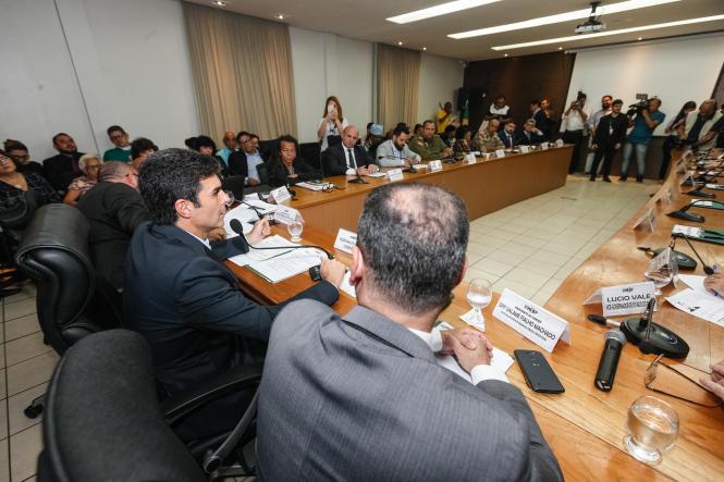 Foram empossados, nesta quinta-feira (21), no plenário da Secretaria de Estado de Segurança Pública e Defesa Social do Pará (Segup), os membros e presidente do Conselho Estadual de Segurança Pública (Consep) dando início ao trabalho do colegiado para o biênio 2019/2020. O governador do estado, Helder Barbalho, foi homenageado durante a sessão especial, por priorizar em sua gestão as questões de segurança e cidadania. Essa foi a primeira vez que um chefe de estado se fez presente em uma reunião do conselho.

FOTO: WAGNER SANTANA / AGÊNCIA PARÁ
DATA: 21.02.2019
BELÉM - PA <div class='credito_fotos'>Foto: Wagner Santana / Ag. Pará   |   <a href='/midias/2019/originais/eefdeb6e-895c-4701-9533-6d4035c842a4.jpg' download><i class='fa-solid fa-download'></i> Download</a></div>