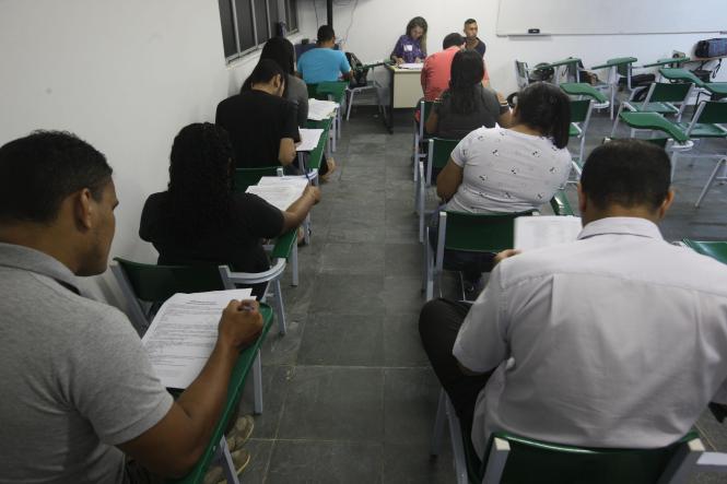 Mil, trezentos e sessenta e oito candidatos estão inscritos para o concurso da Secretaria de Estado de Assistência Social, Trabalho, Emprego e Renda (Seaster), com prova marcada para o próximo domingo (17). O certame, organizado pelo Instituto Americano de Desenvolvimento (Iades), será realizado nos turnos da manhã para os candidatos de nível médio e no turno da tarde para os cargos de nível superior.


FOTO: MARCELO SEABRA / AGÊNCIA PARÁ
DATA: 15.02.2019
BELÉM - PARÁ <div class='credito_fotos'>Foto: Marcelo Seabra / Ag. Pará   |   <a href='/midias/2019/originais/ef1bdeda-5cab-4e63-9eee-469734641764.jpg' download><i class='fa-solid fa-download'></i> Download</a></div>