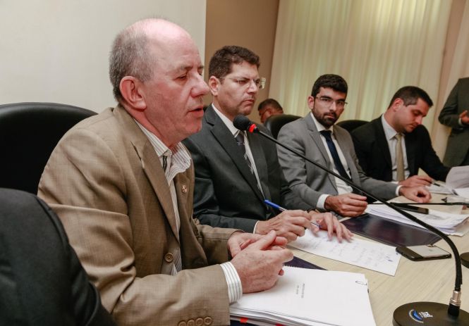 As comissões de Constituição e Justiça, e Fiscalização Financeira e Orçamentária votaram, nesta quarta-feira (8), sete decretos tributários que foram enviados pelo Governo do Estado à Assembleia Legislativa do Estado (Alepa). Cinco foram imediatamente aprovados pela maioria e dois foram retirados de pauta para uma apreciação mais detalhada. Os projetos serão levados, agora, para a votação no plenário da Alepa.

FOTO: FERNANDO ARAÚJO / AGÊNCIA PARÁ
DATA: 08.05.2019
BELÉM - PARÁ <div class='credito_fotos'>Foto: Fernando Araújo/Ag. Pará   |   <a href='/midias/2019/originais/ef303297-15cd-4123-bcd6-fc7f3b817cc2.jpg' download><i class='fa-solid fa-download'></i> Download</a></div>