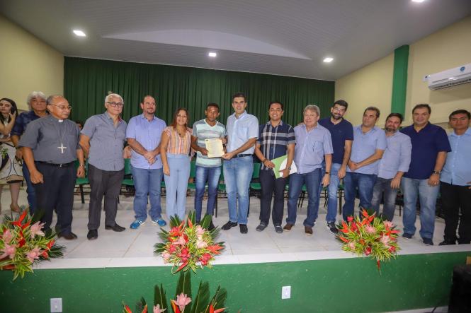 O governador do Pará, Helder Barbalho, e o vice-governador, Lúcio Vale, entregaram, no final da manhã deste sábado (16), 261 títulos de terra para produtores rurais de 18 municípios da região nordeste do Estado, reunidos na cidade de Moju. A solenidade ocorreu no Auditório Municipal Lourival Cristo, no Centro, na presença da prefeita Nilma Lima, vereadores, secretários de Estado, deputados estaduais, federais, e da população mojuense. 

FOTO: MARCO SANTOA / AGÊNCIA PARÁ
DATA: 16.03.2019
MOJU - PA <div class='credito_fotos'>Foto: Marco Santos / Ag. Pará   |   <a href='/midias/2019/originais/ef455c70-2b51-4baa-9636-2406a0ceca11.jpg' download><i class='fa-solid fa-download'></i> Download</a></div>