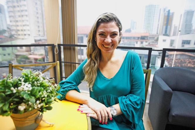 O carnaval de Belém vai atravessar a avenida e chegar também na telinha. Depois de 9 anos, a Cultura - Rede de Comunicação retoma a transmissão ao vivo, só que agora de forma integrada e com o sinal digital, dos desfiles das escolas de samba do Grupo Especial de Belém, neste sábado, dia 23 de fevereiro, na Aldeia Amazônica David Miguel. Quem por acaso não puder ver de pertinho, pode preparar a pipoca, reunir os amigos e se preparar para acompanhar todos os detalhes, seja pela TV, pelo YouTube ou pelas redes sociais. Serão 7 câmeras, 5 produtores de pista, 3 repórteres no meio do público - fazendo até vídeo-selfie - e da folia em meio a uma equipe de 50 pessoas que promete mostrar toda a beleza, emoção e grandeza do Carnaval paraense. A programação terá início às 19h e só sai do ar depois que a última escola fechar o desfile, por volta das 6h do domingo, 24.

 FOTO: MAYCON NUNES / AGÊNCIA PARÁ
DATA: 19.02.2019
BELÉM - PA <div class='credito_fotos'>Foto: Maycon Nunes / Ag. Pará   |   <a href='/midias/2019/originais/ef6f3448-09e8-4078-8b24-9e67f4b3377c.jpg' download><i class='fa-solid fa-download'></i> Download</a></div>