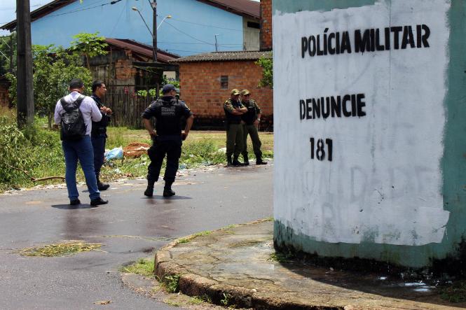 Órgãos de segurança pública estaduais e municipais iniciaram, nesta segunda-feira (11), a Operação Tolerância Zero. O objetivo é remover pichações feitas por facções criminosas nos muros de bairros localizados na área da Grande Belém.

FOTO: ASCOM PM-PA
DATA: 11.02.2019
BELÉM - PARÁ <div class='credito_fotos'>Foto: Ascom PMPA   |   <a href='/midias/2019/originais/ef7b7d96-57e8-4088-bfe9-d52d58bdf09e.jpg' download><i class='fa-solid fa-download'></i> Download</a></div>