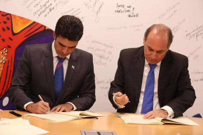 O Estado do Pará assinou, na terça-feira, dia 19/02,  contrato com o Banco Interamericano de Desenvolvimento (BID) para utilização da  linha de crédito do Programa de Modernização da Gestão Fiscal no Brasil (Profisco II), com valor total de U$ 39 milhões de dólares, sendo US$ 35 milhões (cerca de R$ 129 milhões) de financiamento e contrapartida de US$ 3,9 milhões do Estado.O contrato foi assinado pelo governador Helder Barbalho e o representante do BID no Brasil, Hugo Florez Timoran.

FOTO: JAILSON SAM / DIVULGAÇÃO
DATA: 19.02.2019 <div class='credito_fotos'>Foto: Jailson Sam / Divulgação   |   <a href='/midias/2019/originais/ef92824a-20ca-48b2-b83a-4a80c77fc7ff.jpg' download><i class='fa-solid fa-download'></i> Download</a></div>