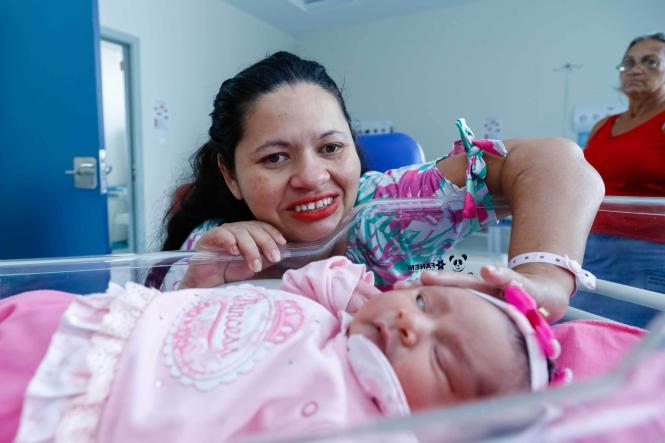 Os atendimentos na triagem da Santa Casa, a maior maternidade do Estado, durante as festas de carnaval foram bastante expressivos. Nos últimos cinco dias foram 627 atendimentos, com mais de uma centena de internações. Deste total, 131 mulheres tiveram seus bebes na maternidade.  Silmeire Abreu Rodrigues, 30 anos, veio de São Miguel do Guamá, nordeste do estado, e teve suas gêmeas na Santa Casa. Ela não esconde a felicidade pelo nascimento em pleno carnaval de suas filhas Isadora e Isabelle Pereira. Para a mãe das gêmeas, o atendimento da equipe da Santa Casa foi rápido e o acompanhamento dos profissionais do hospital, nos dá muita segurança. “Eu e minhas filhas passamos bem, agora é só esperar a alta para voltarmos pra casa”.
Na foto Alessandra Monteiro

FOTO: FERNANDO ARAÚJO / AGÊNCIA PARÁ
DATA: 06.03.2019
BELÉM - PA <div class='credito_fotos'>Foto: Fernando Araújo / Arquivo Ag. Pará   |   <a href='/midias/2019/originais/ef962b22-50ae-49c6-b310-b41a92455162.jpg' download><i class='fa-solid fa-download'></i> Download</a></div>