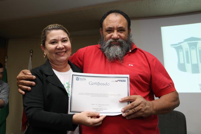 A Escola de Governança do Pará (EGPA) certificou, nesta sexta-feira (29), 114 servidores públicos municipais e estaduais pela participação em três cursos ofertados pelo órgão no período de 25 a 29 de março. A entrega dos documentos de conclusão da qualificação foi feita em cerimônia realizada na sede do órgão, em Belém.

FOTO: WAGNER SANTANA / AGÊNCIA PARÁ
DATA: 29.03.2019
BELÉM - PA <div class='credito_fotos'>Foto: Wagner Santana / Ag. Pará   |   <a href='/midias/2019/originais/efc23c62-6c8c-4fec-86a4-cbc3144ef37d.jpg' download><i class='fa-solid fa-download'></i> Download</a></div>